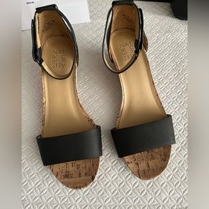 Naturalizer sandals, never worn!